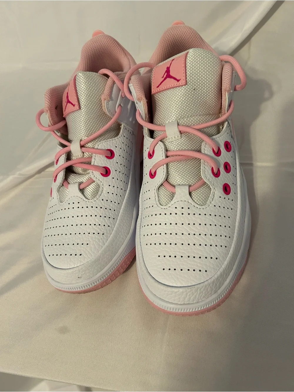 AirJordan Max Aura 5 Kids White and Pink High-Top Sneakers, Y4.5